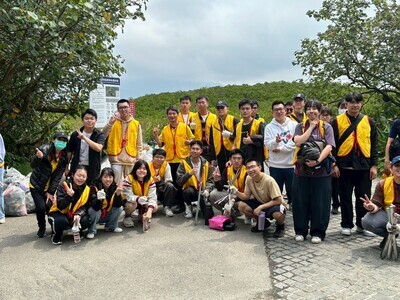 94-1的社服小組與學長姐們一同進行淨灘活動，為環境盡一份心力。